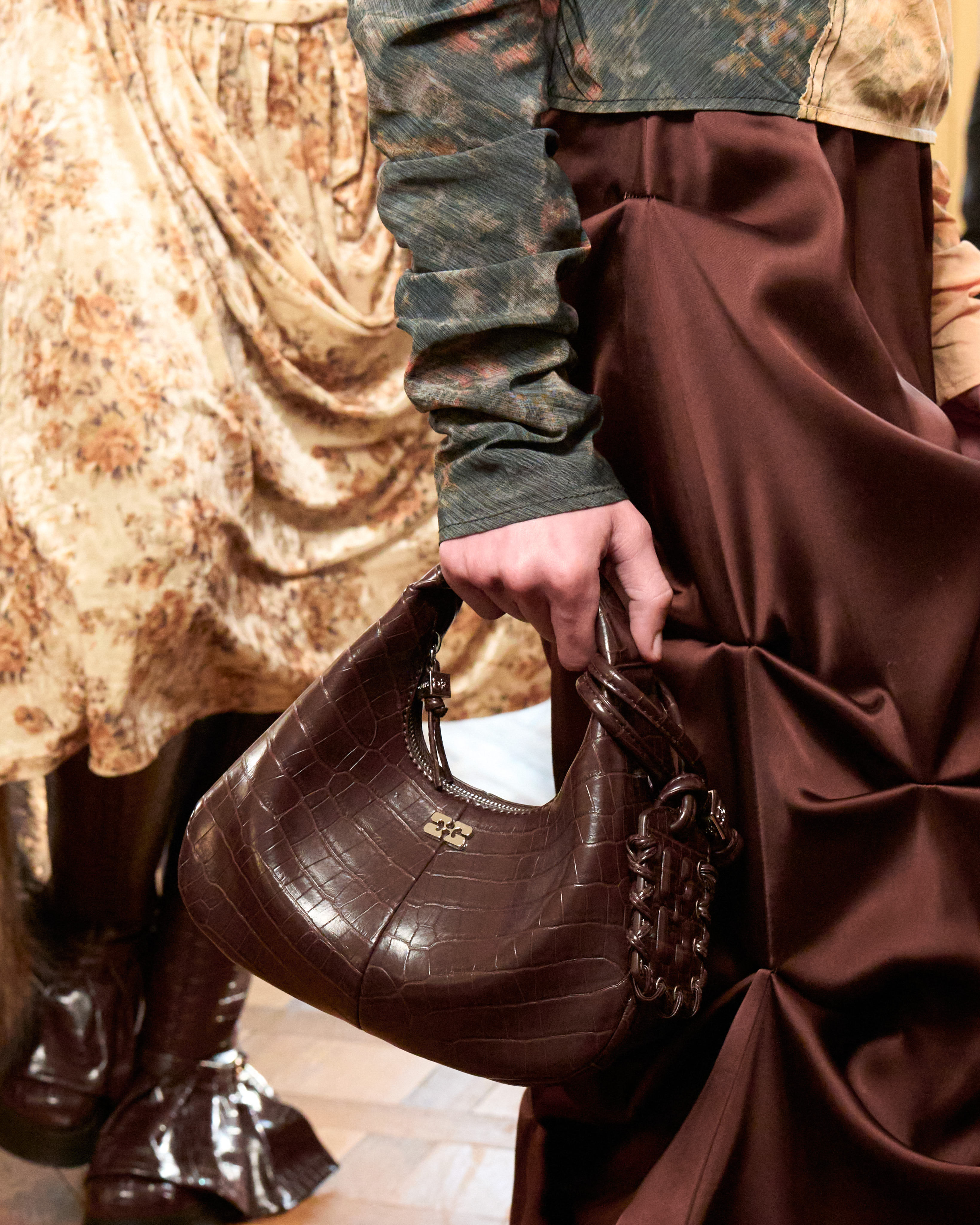 【関送込】GANNI ブリーチド ミディアム ホーボーバッグ Hobo Bags for Women | GANNI US