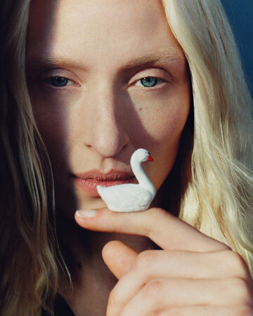 Model with swan on finger