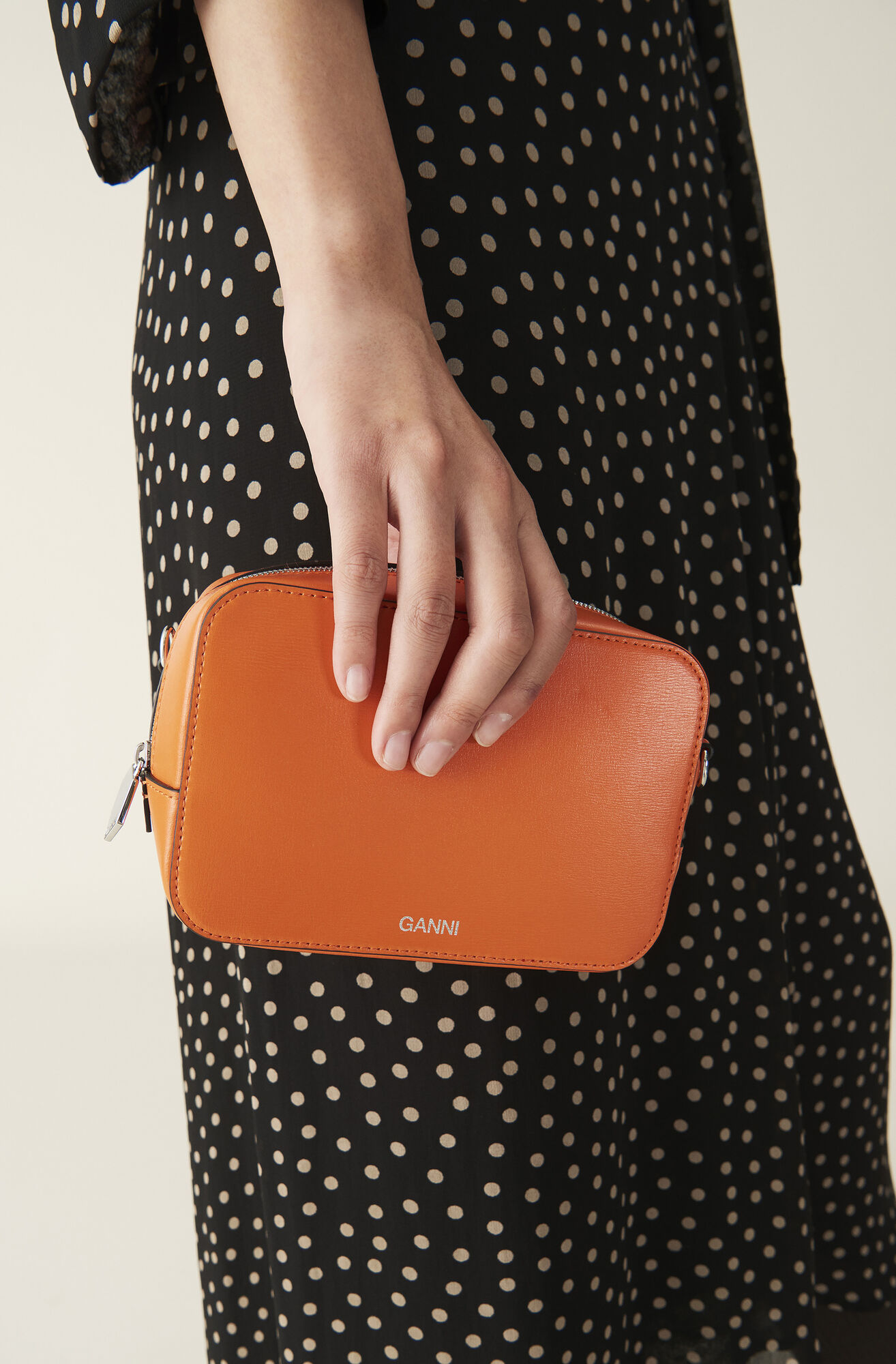 Ganni Textured Leather Taske 779 00 Dkk Kob Din Nye Textured