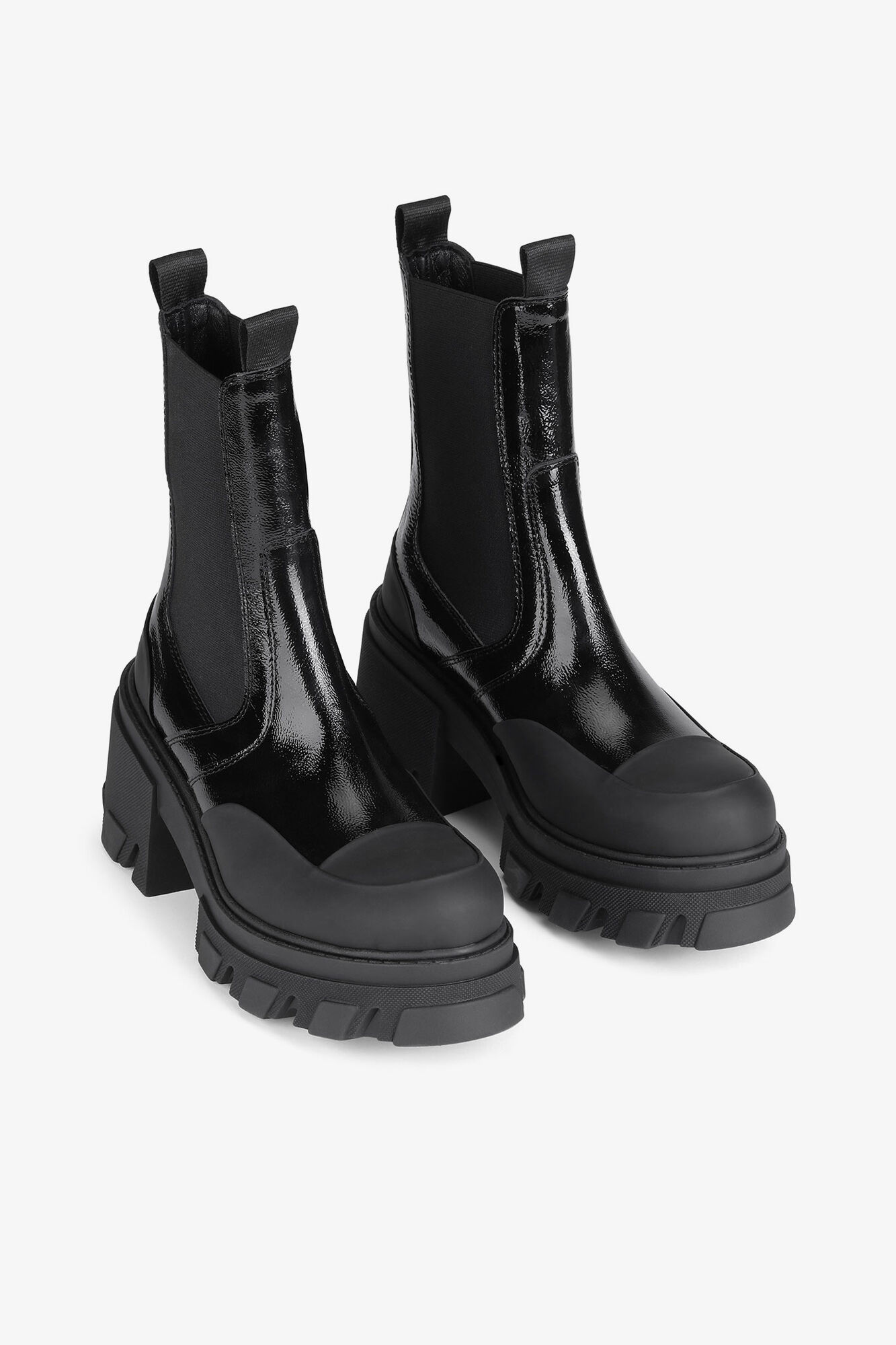 Mittelhohe Chelsea-Stiefel mit Absatz und grober Sohle in schwarzem Lackleder, Polyurethane, in colour Black - 3 - GANNI