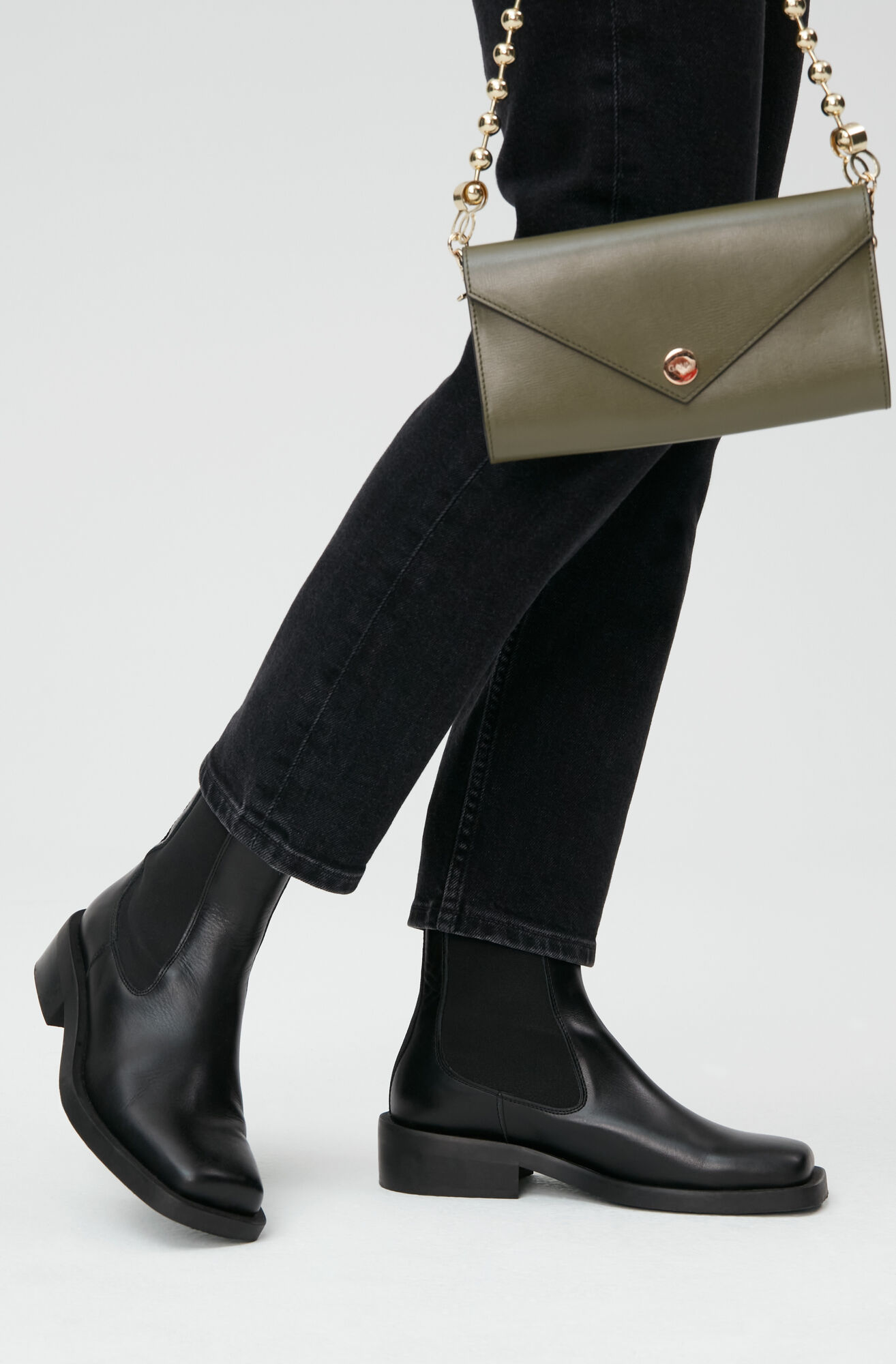 Plånbok med kedja i återvunnet läder, Leather, in colour Kalamata - 2 - GANNI