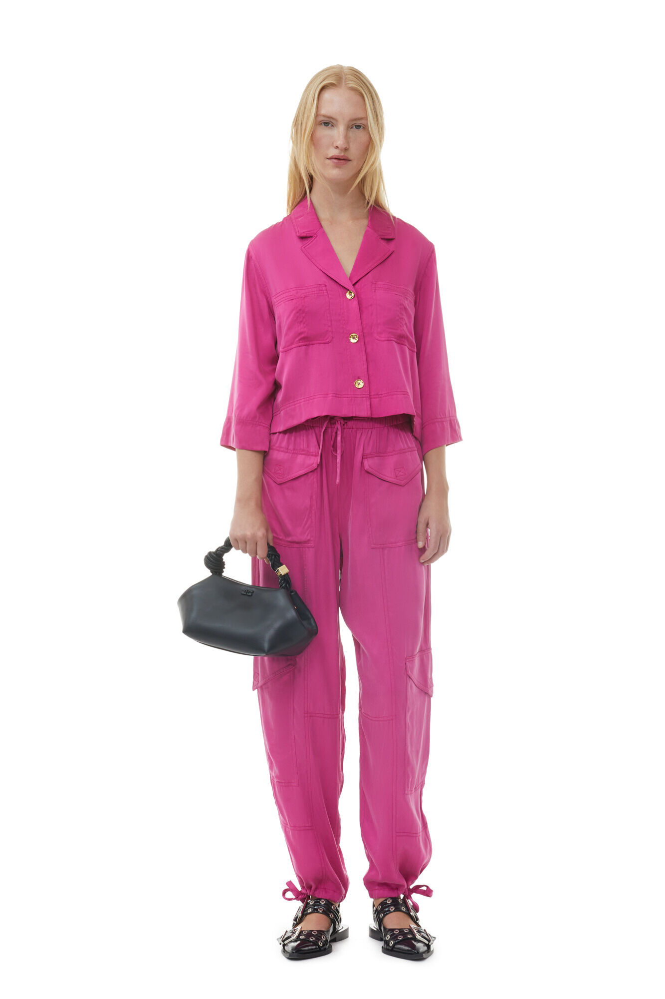 Croppad skjorta i tvättad satin, Cupro, in colour Fuchsia Red - 2 - GANNI