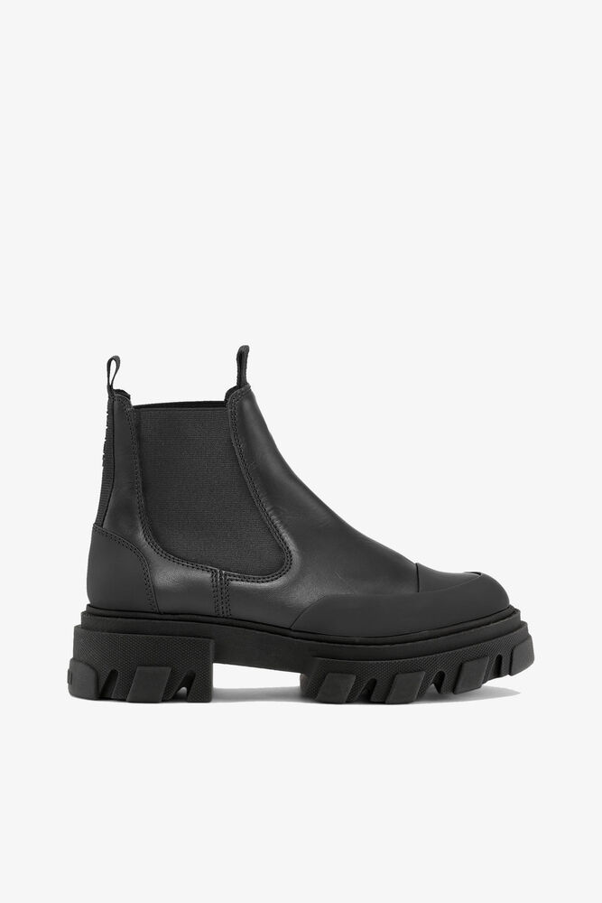 Cleated Low Chelsea Boots in Black, Black