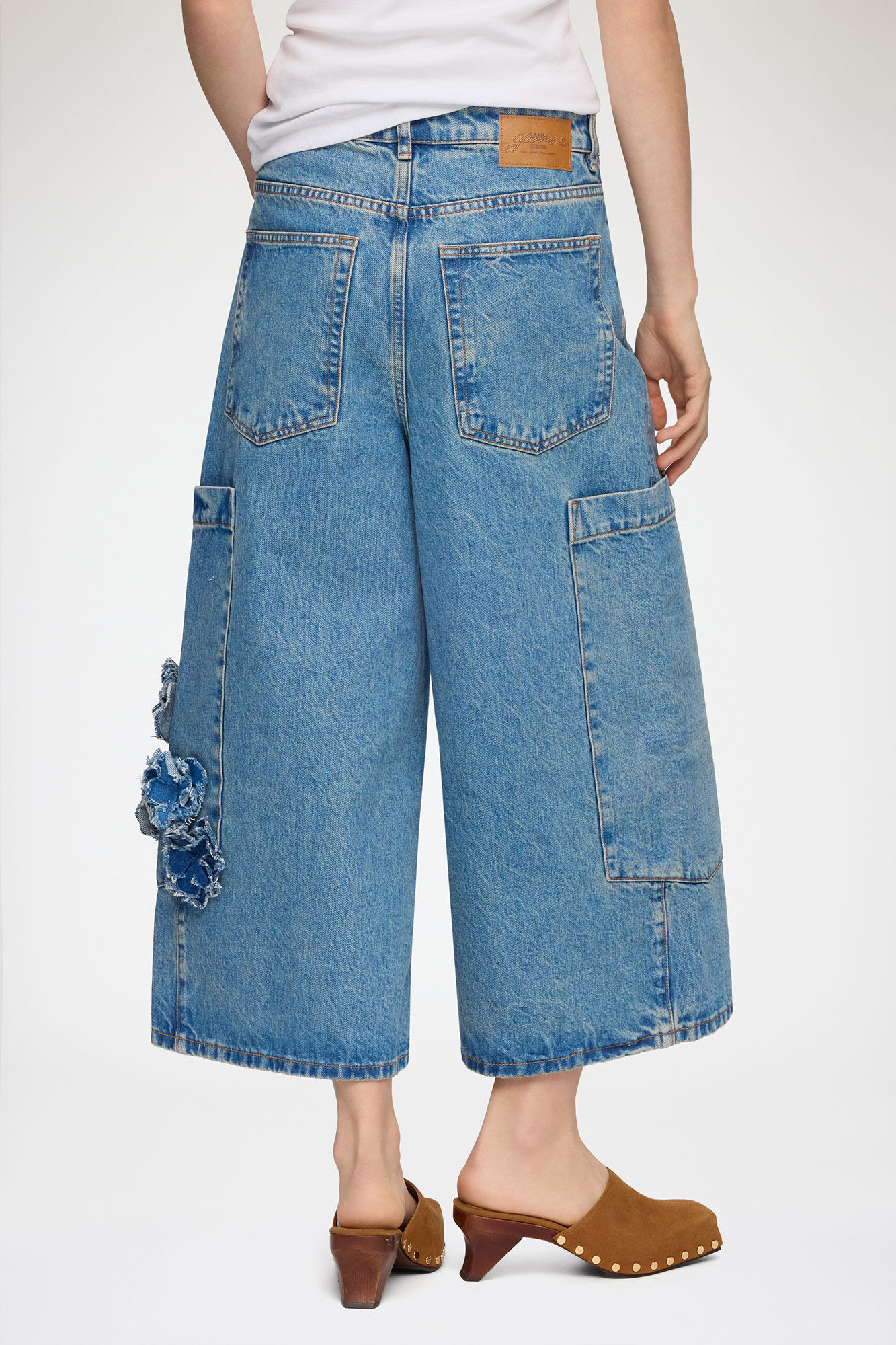 Baggy Cropped Jeans in Flower Print Denim, Organic Cotton, in colour Mid Blue Stone - 3 - GANNI