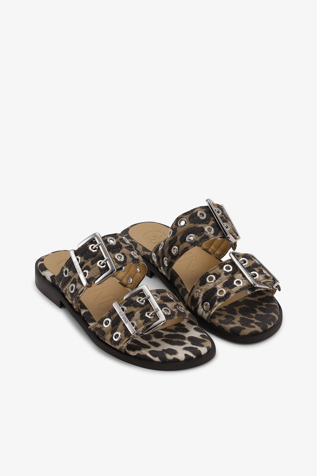 Sandales &agrave; deux brides et boucles f&eacute;minines en denim l&eacute;opard, Organic Cotton, in colour Leopard - 2 - GANNI