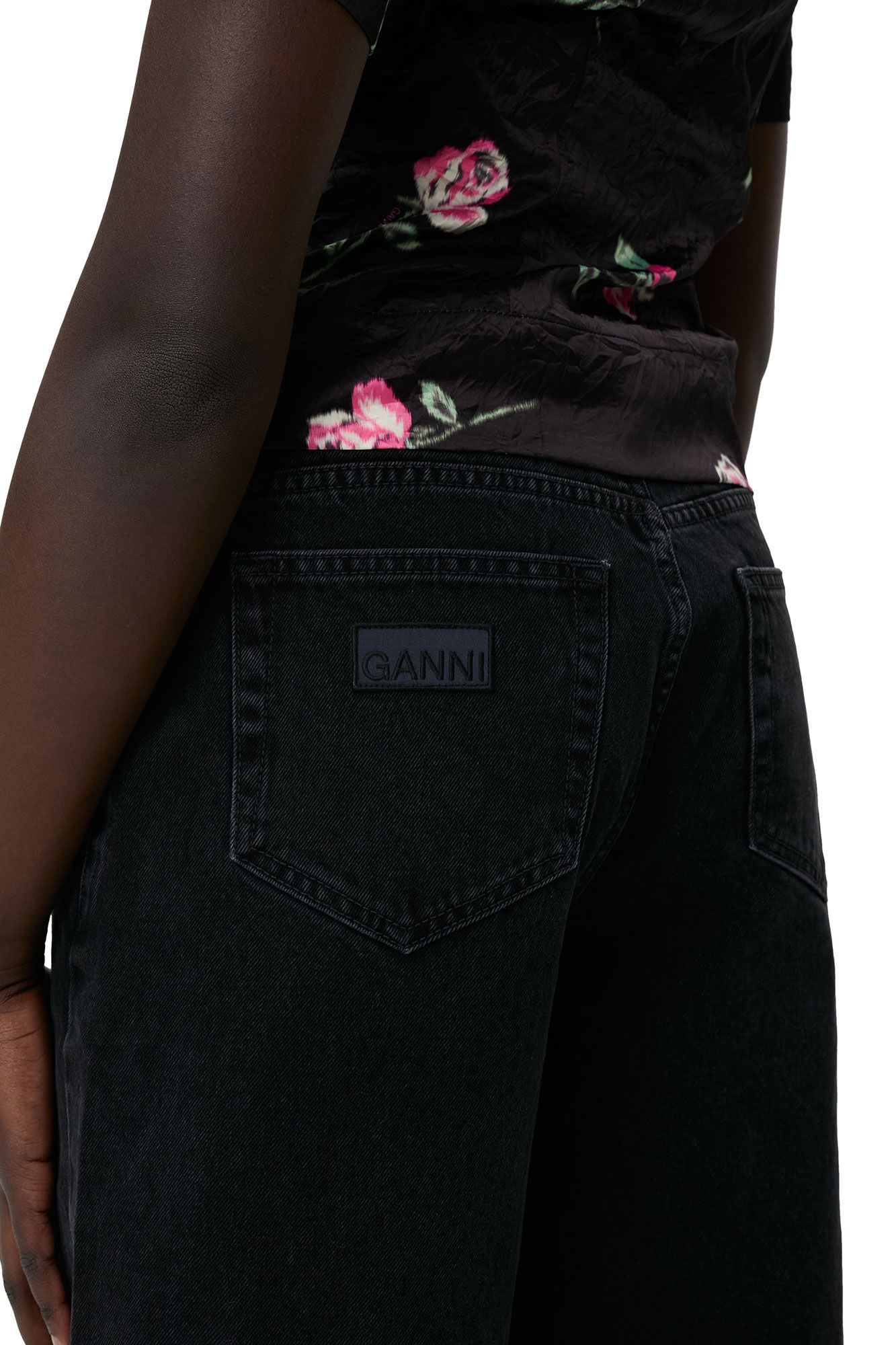 Blus i krusad satin, Elastane, in colour Black - 4 - GANNI