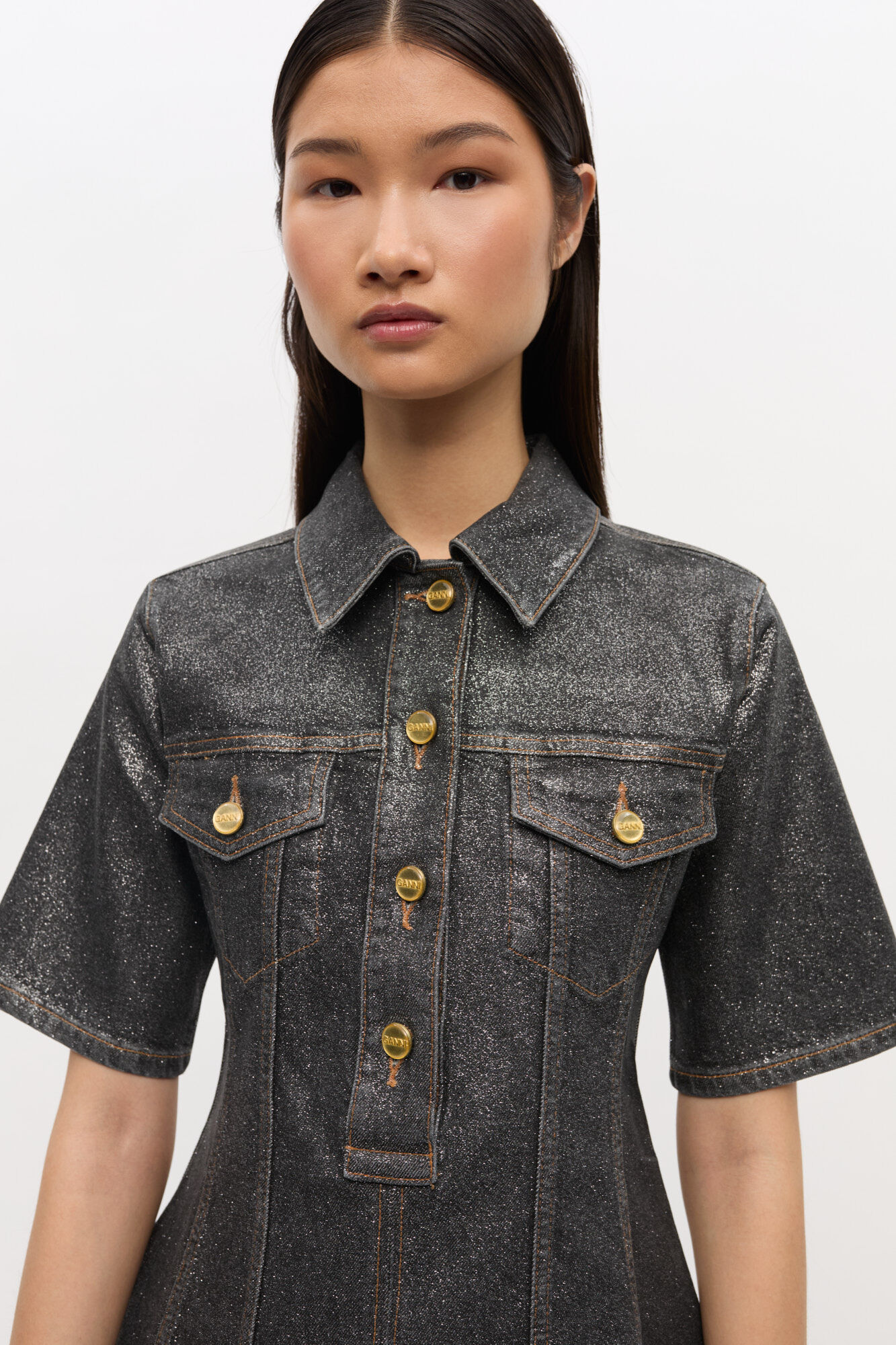 Robe courte en denim à feuille scintillante, Cotton, in colour Washed Black/Black - 4 - GANNI