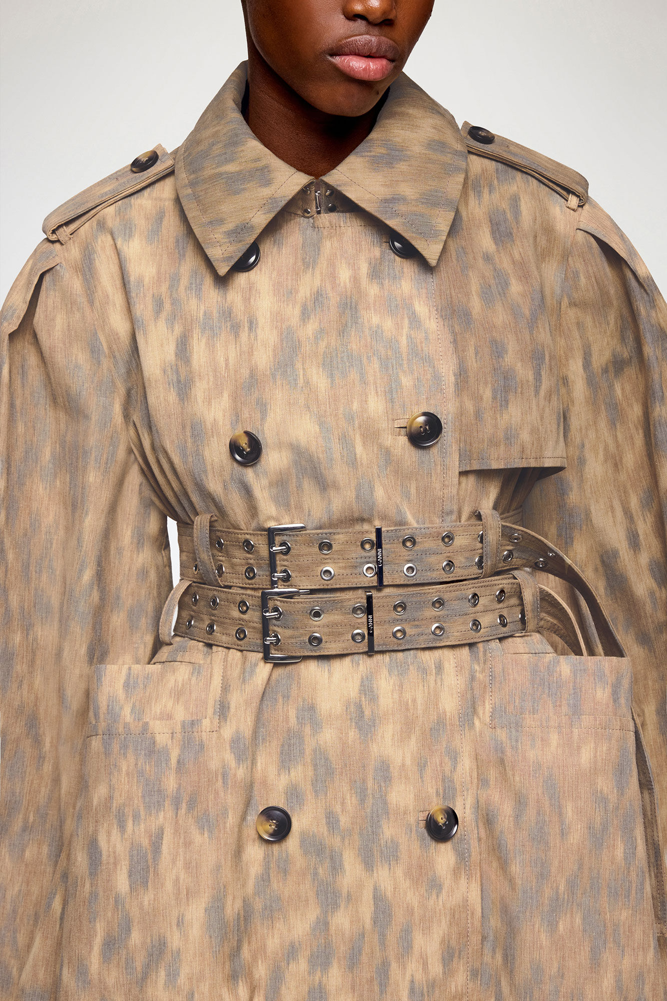 Trench-coat en coton imprim&eacute;, Organic Cotton, in colour Burro - 3 - GANNI