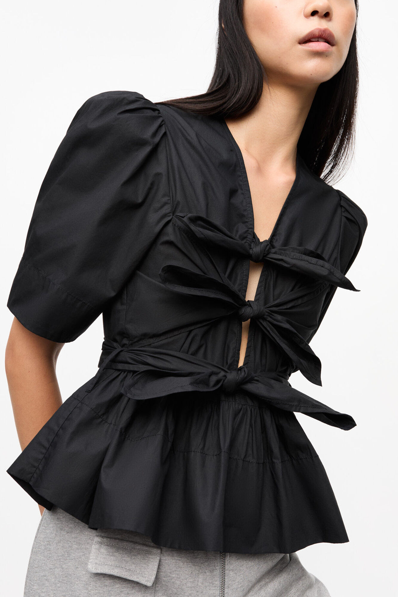 Sort bluse med bindeb&aring;nd, Organic Cotton, in colour Black - 4 - GANNI