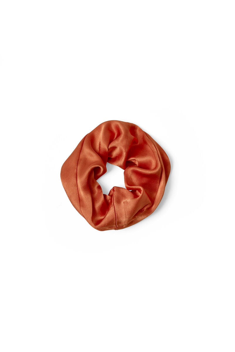 Sanders scrunchie i satin, in colour Red Clay - 1 - GANNI