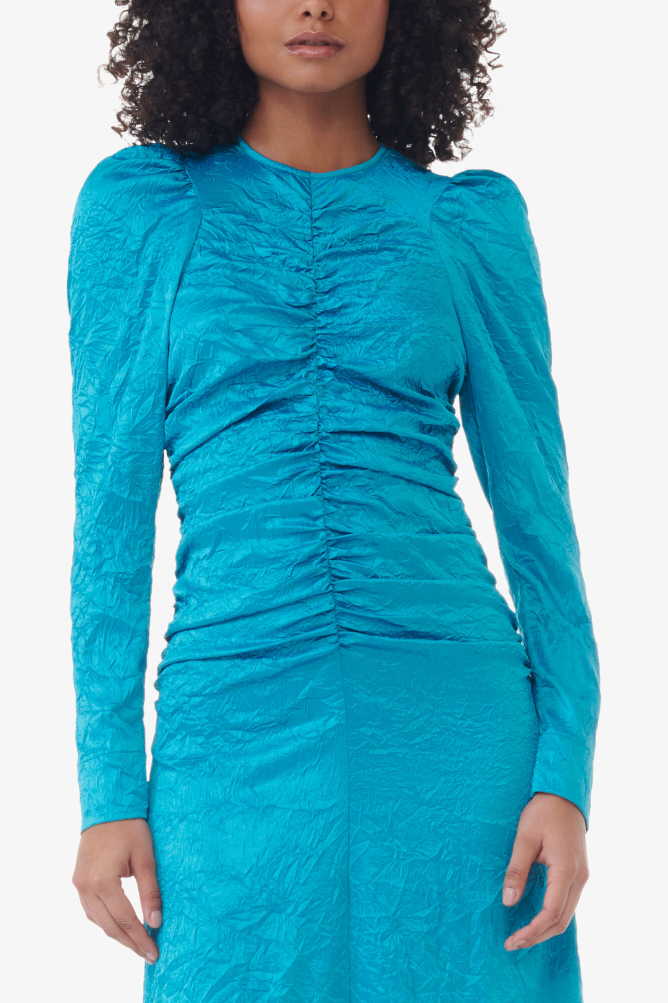 Robe midi bleue en satin froiss&eacute; avec col rond, Recycled Polyester, in colour Algiers Blue - 4 - GANNI