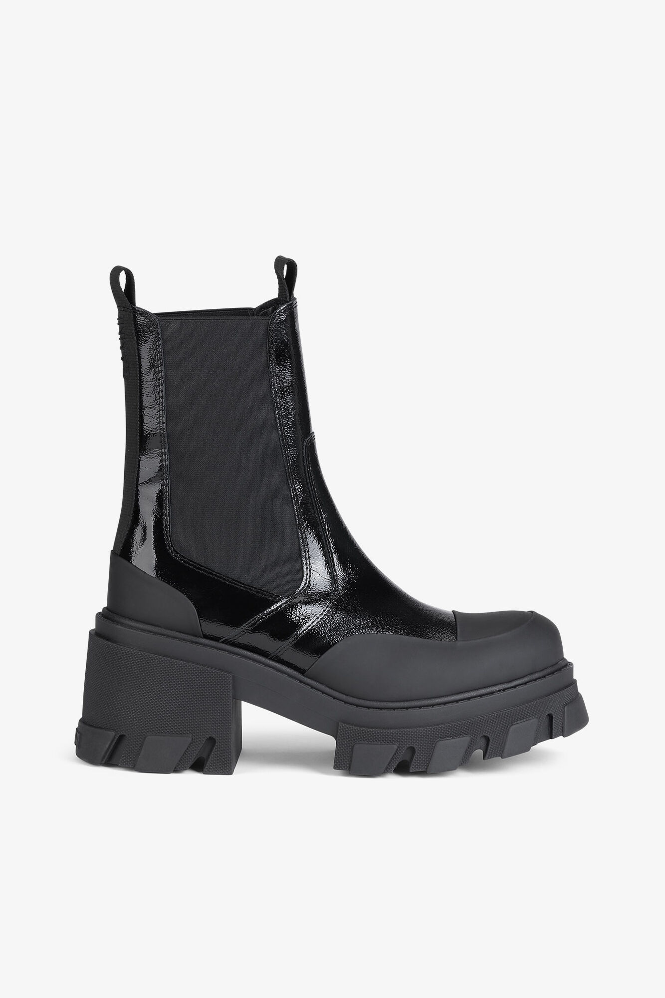 Mittelhohe Chelsea-Stiefel mit Absatz und grober Sohle in schwarzem Lackleder, Polyurethane, in colour Black - 1 - GANNI