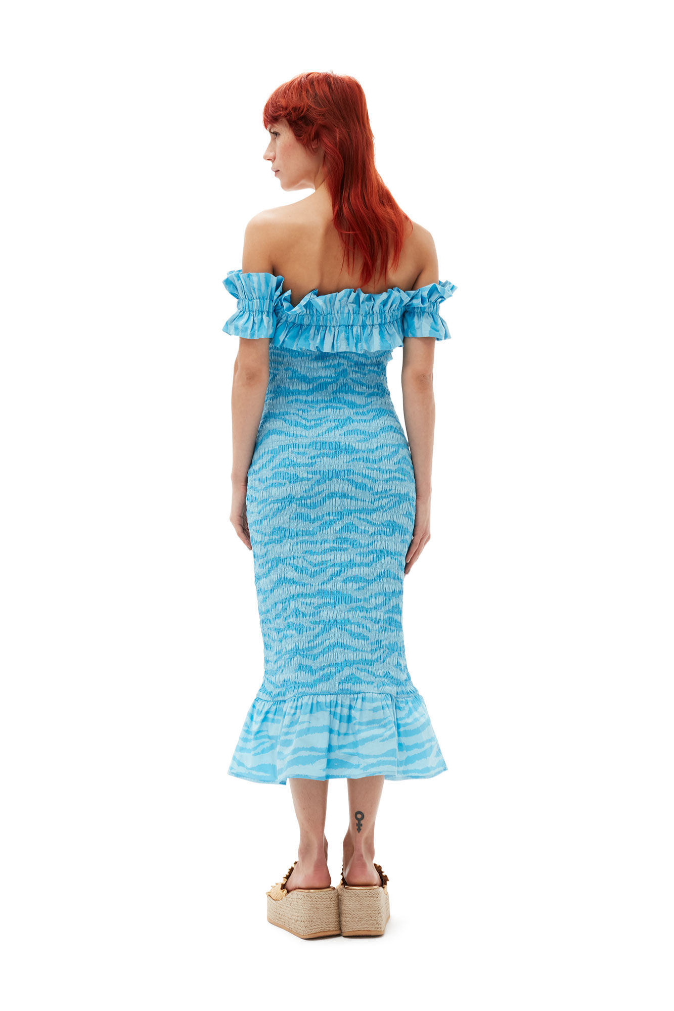 Printed Cotton Off-shoulder Smock Midikjole, Cotton, in colour Ethereal Blue - 2 - GANNI