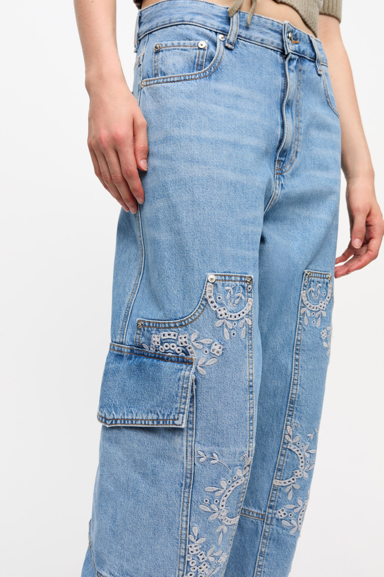 Jean Carpenter à broderie anglaise, Cotton, in colour Light Blue Stone - 4 - GANNI