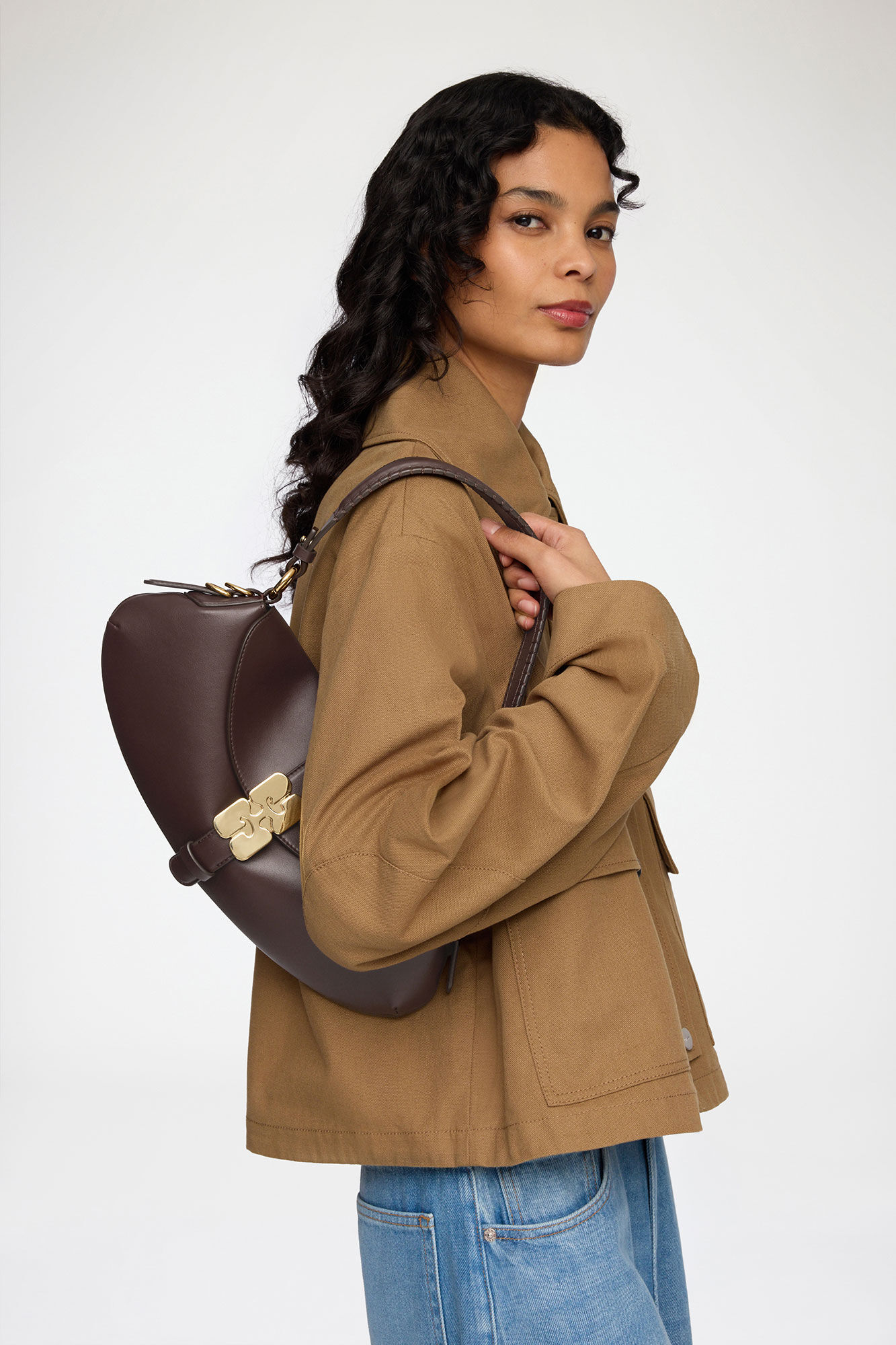 B-Kat-veske i brunt, Recycled Leather, in colour Chicory Coffee - 2 - GANNI