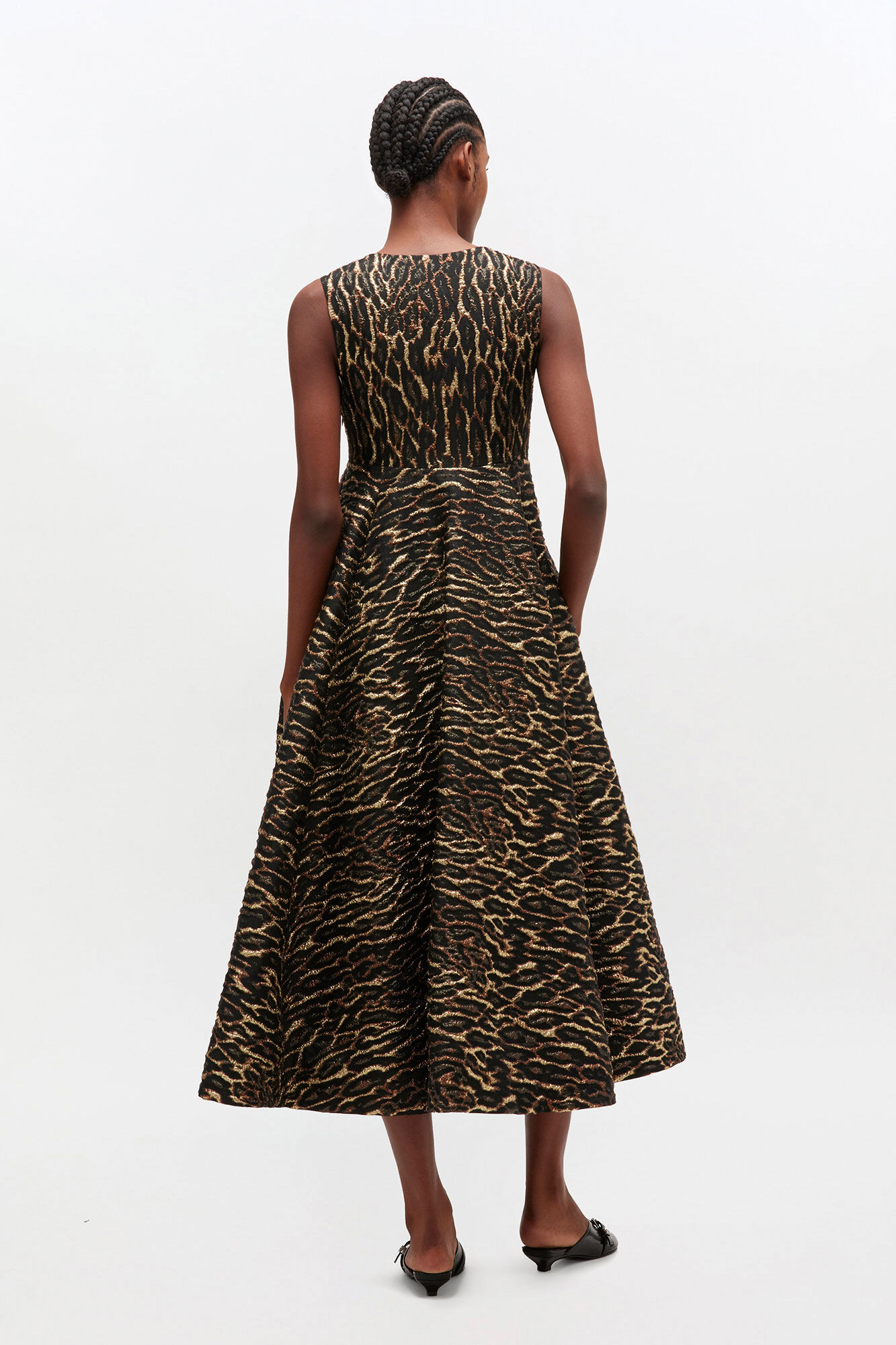 Lang kjole i metallisk cloqué, in colour Antique Bronze - 2 - GANNI