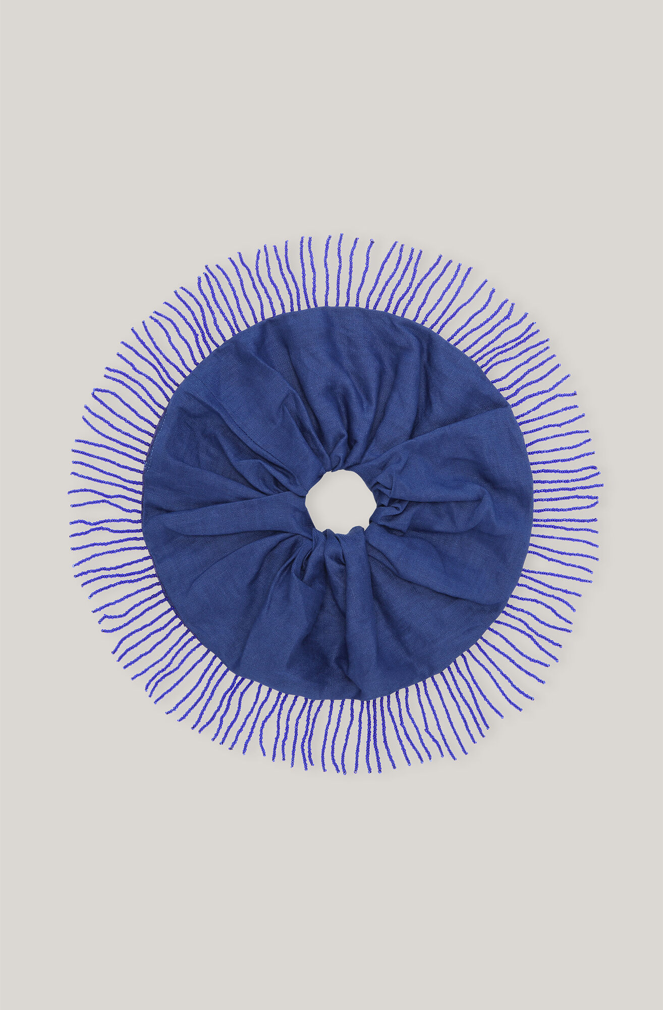 Scrunchie i hørlærred med perlefrynser, in colour Sodalite Blue - 1 - GANNI