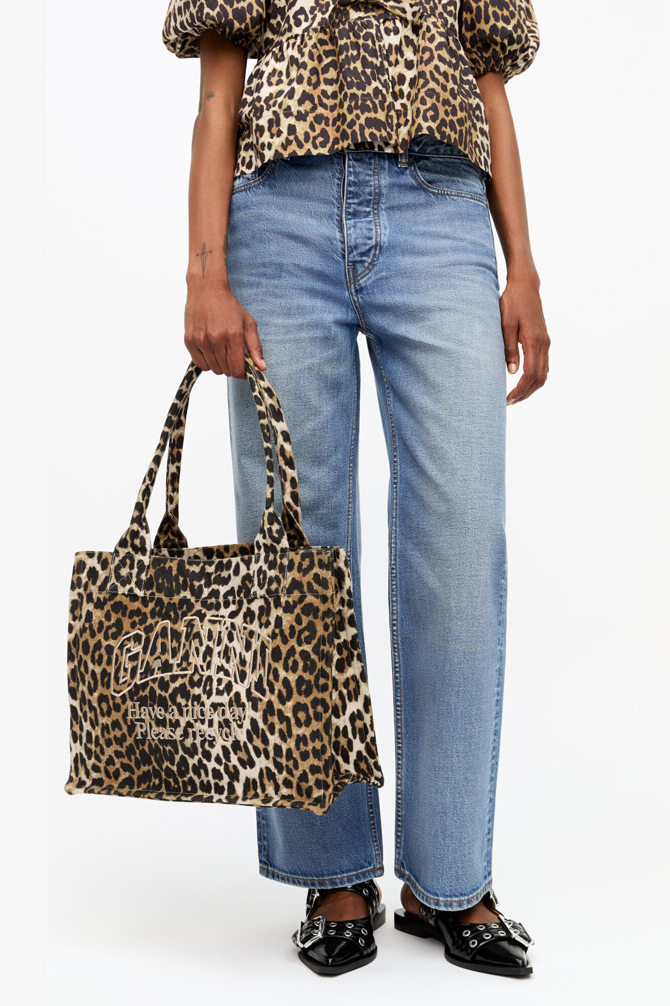 po♡　GANNIレオパードバック GANNI（ガニー） ハンドバッグ Pouch Printed Nylon / B3010069