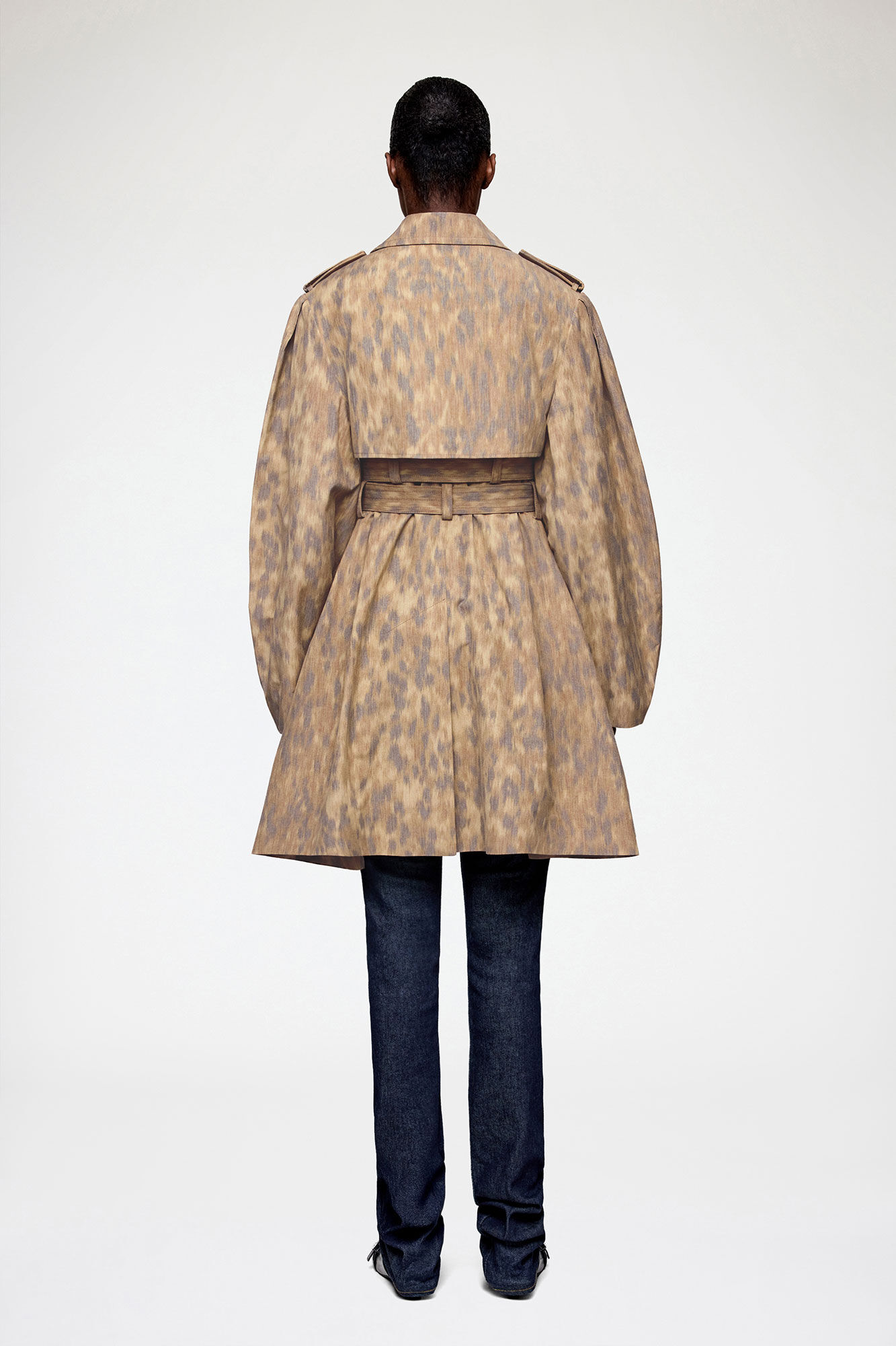 Trench-coat en coton imprim&eacute;, Organic Cotton, in colour Burro - 2 - GANNI