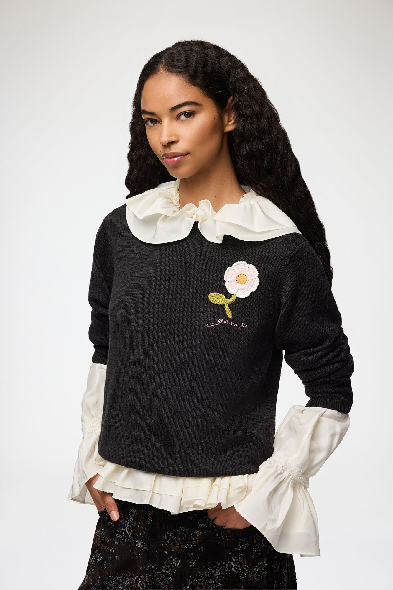 Pullover mit Blumen-H&auml;keldesign, Wool, in colour Phantom - 1 - GANNI