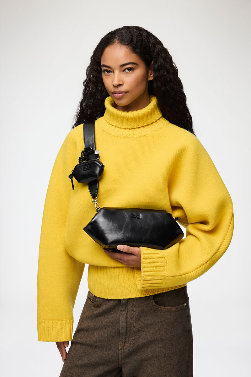 East/West-Bou-Tasche in gl&auml;nzende Schwarz, Recycled Leather, in colour Black - 1 - GANNI
