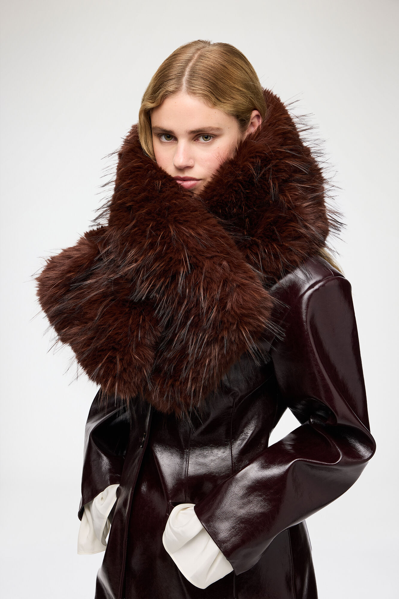 Ganni Donna Marrone - Stola In Finta Pelliccia A Pelo Dritto - Accessories - One Size - Immagine 2