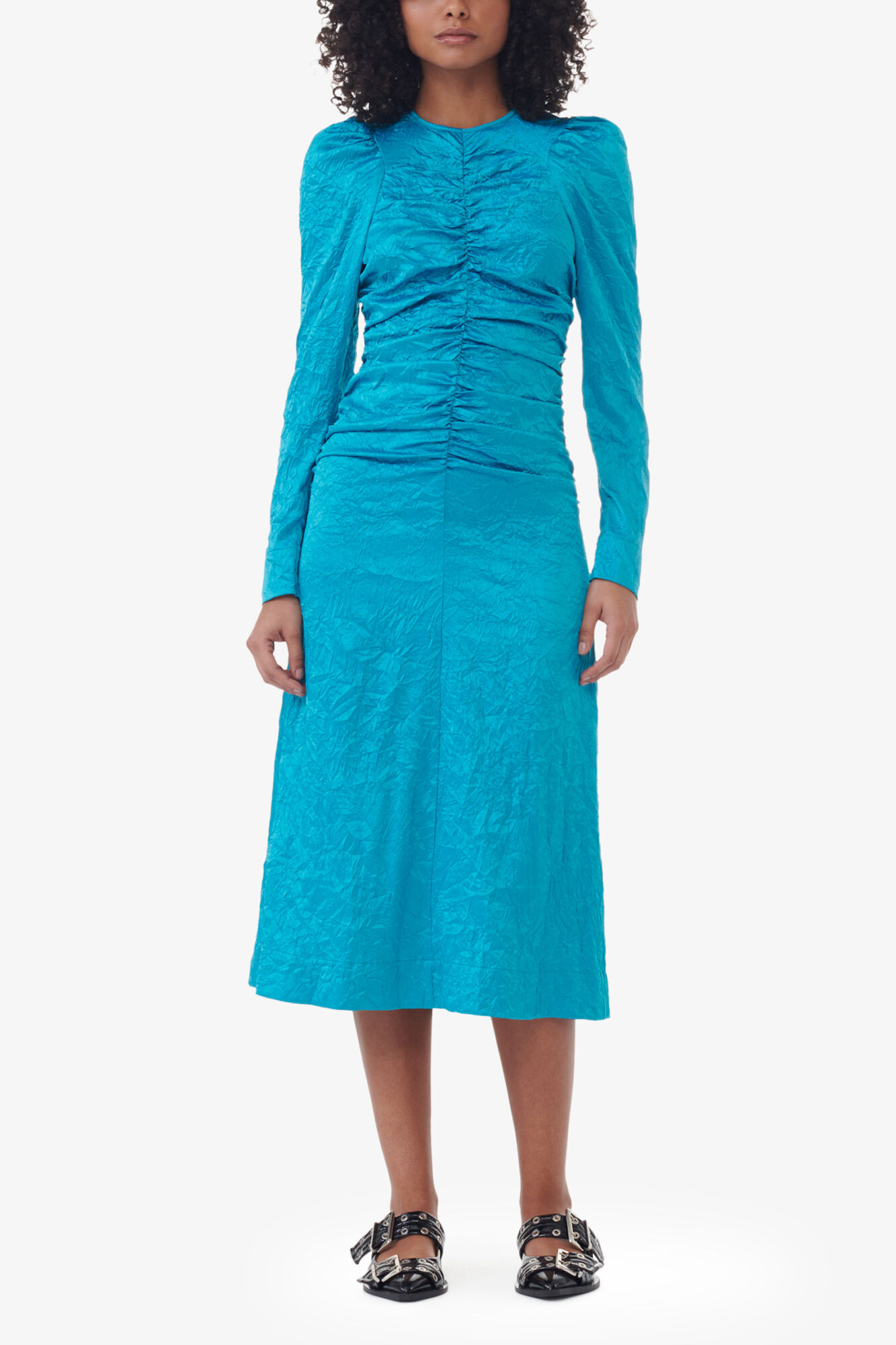 Robe midi bleue en satin froiss&eacute; avec col rond, Recycled Polyester, in colour Algiers Blue - 1 - GANNI