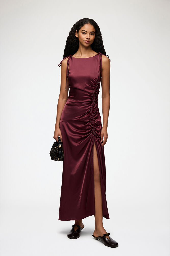 Dress in Red Satin, Port Royale