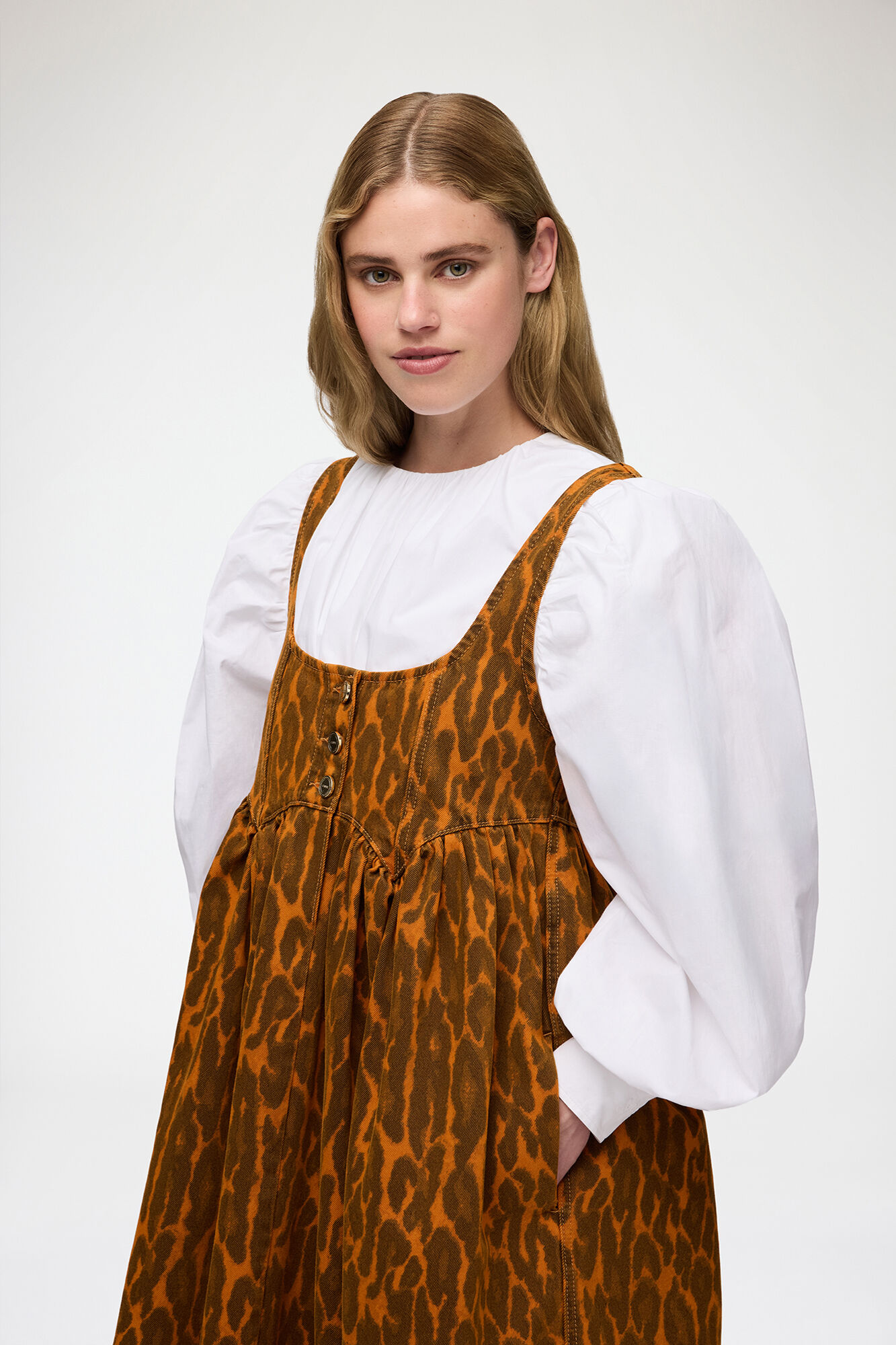 Kjole i leopard denim, Organic Cotton, in colour Autumn Maple - 2 - GANNI