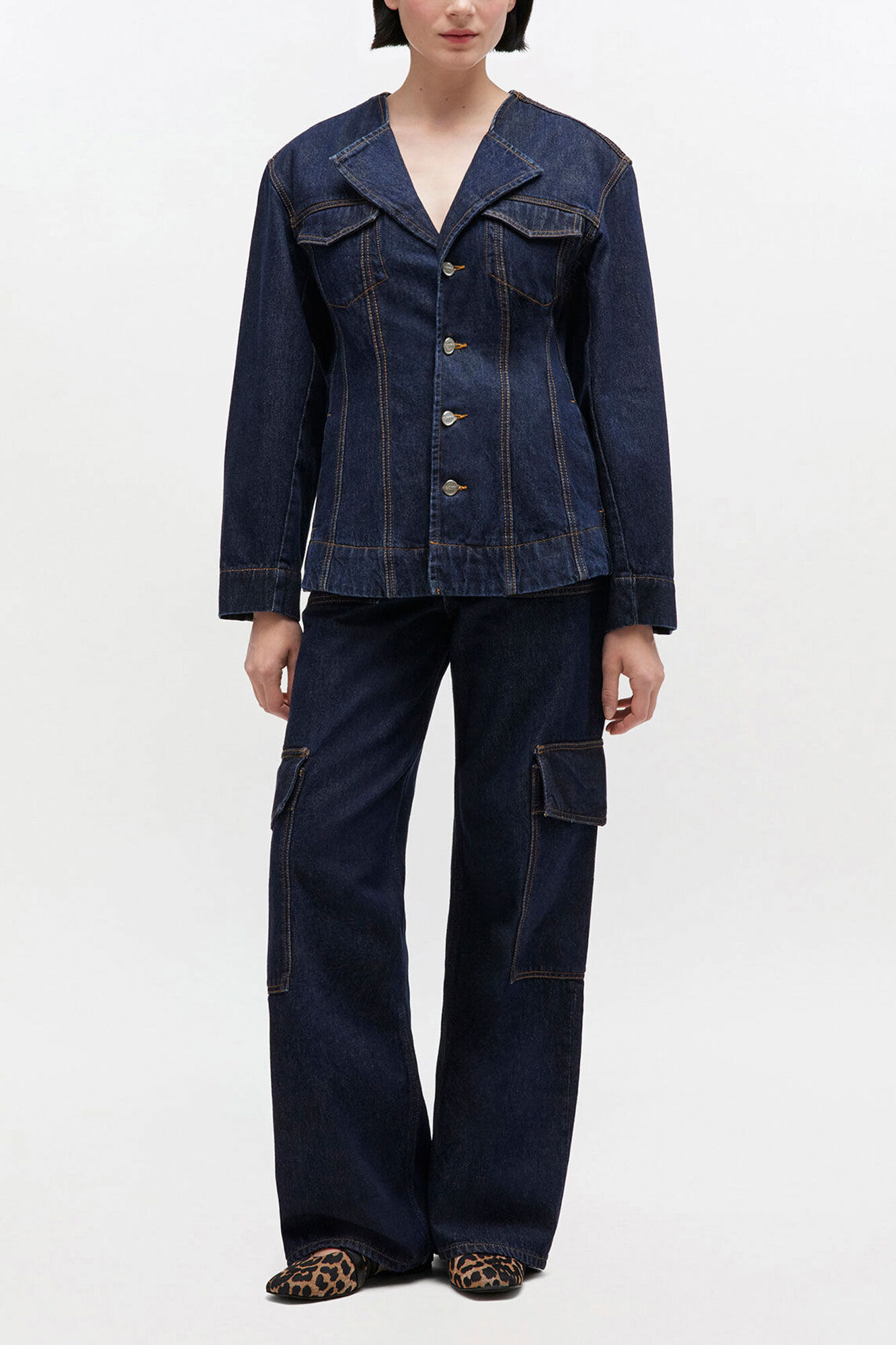 M&ouml;rksk&ouml;ljd denimkavaj, Organic Cotton, in colour Rinse - 2 - GANNI