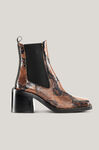 Chelsea Boots med klackar i präglat ormskinn, Leather, in colour Cognac - 1 - GANNI
