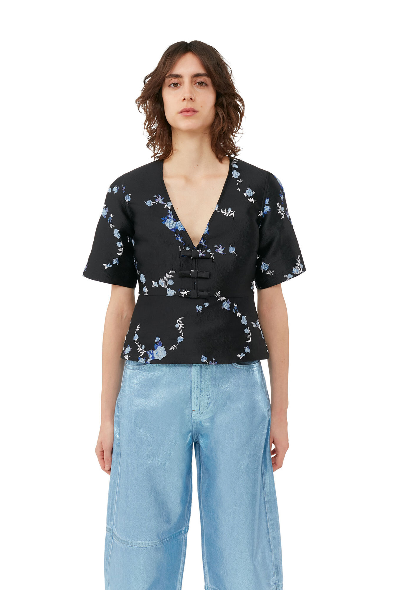 Svart V-ringad blus i 3D-jacquard, Polyamide, in colour Black - 4 - GANNI