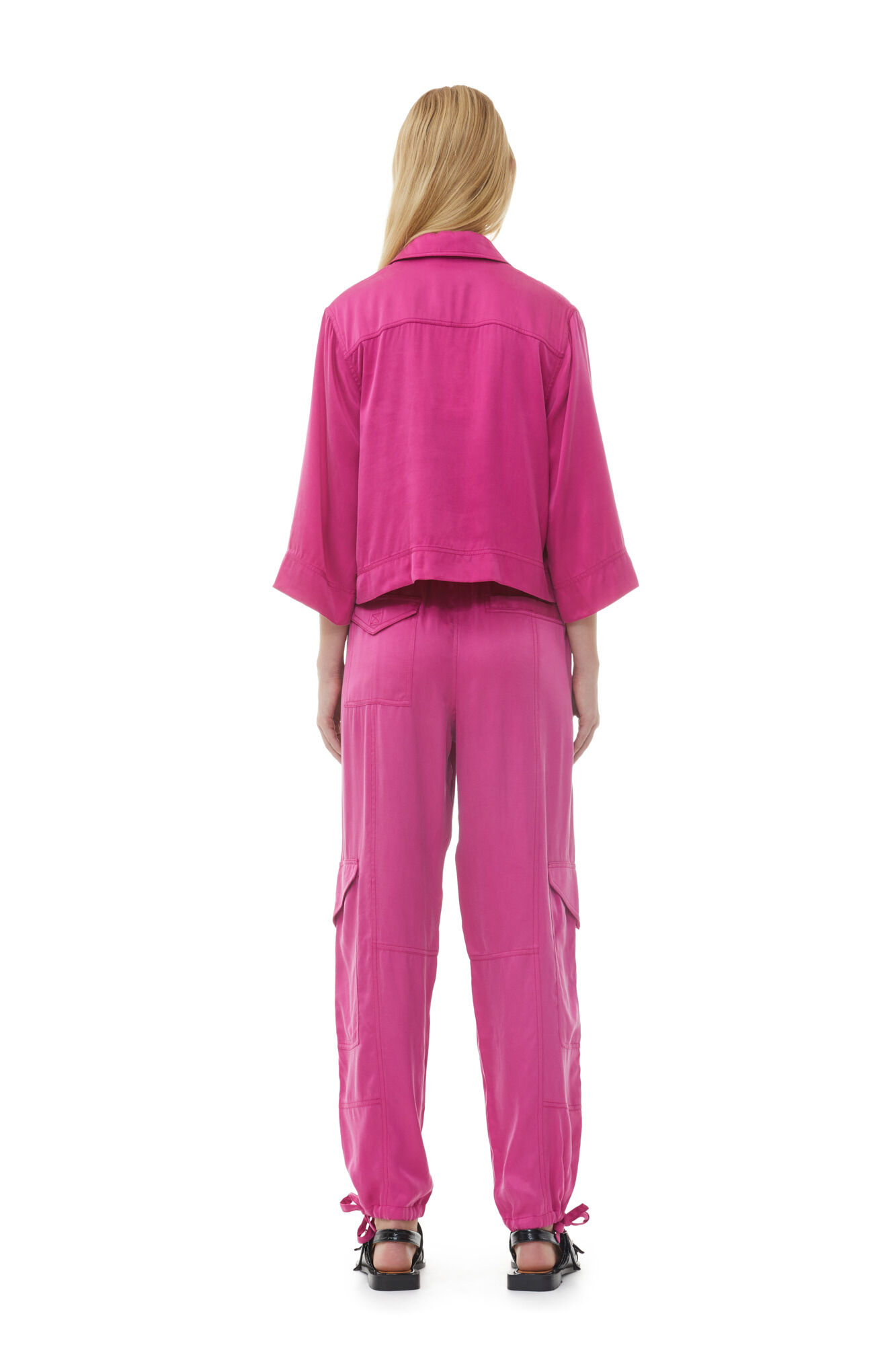 Byxor i tvättad satin med fickor, Cupro, in colour Fuchsia Red - 2 - GANNI