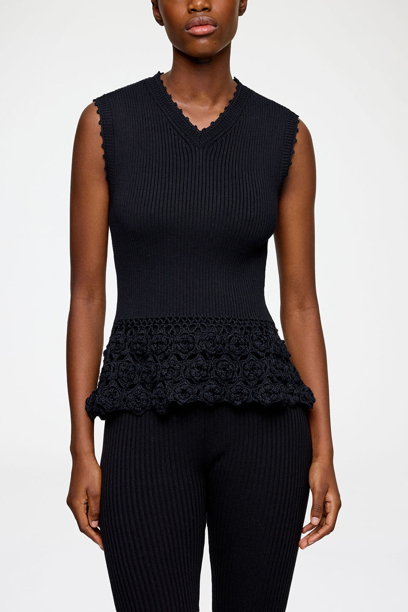 Gilet crochet&eacute; en coton, Organic Cotton, in colour Black - 2 - GANNI
