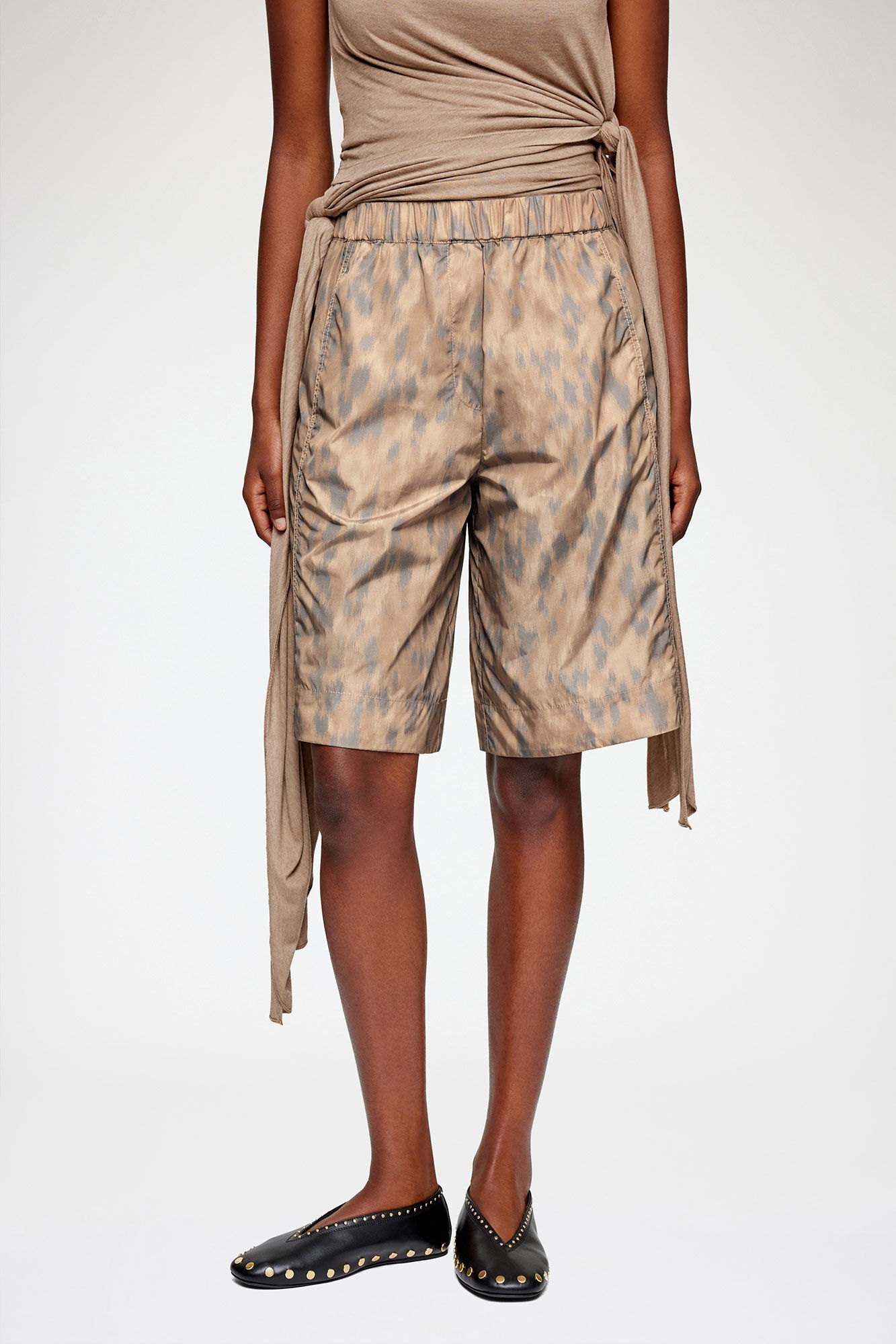 Shorts i tryckt nylon, Recycled Polyamide, in colour Burro - 2 - GANNI