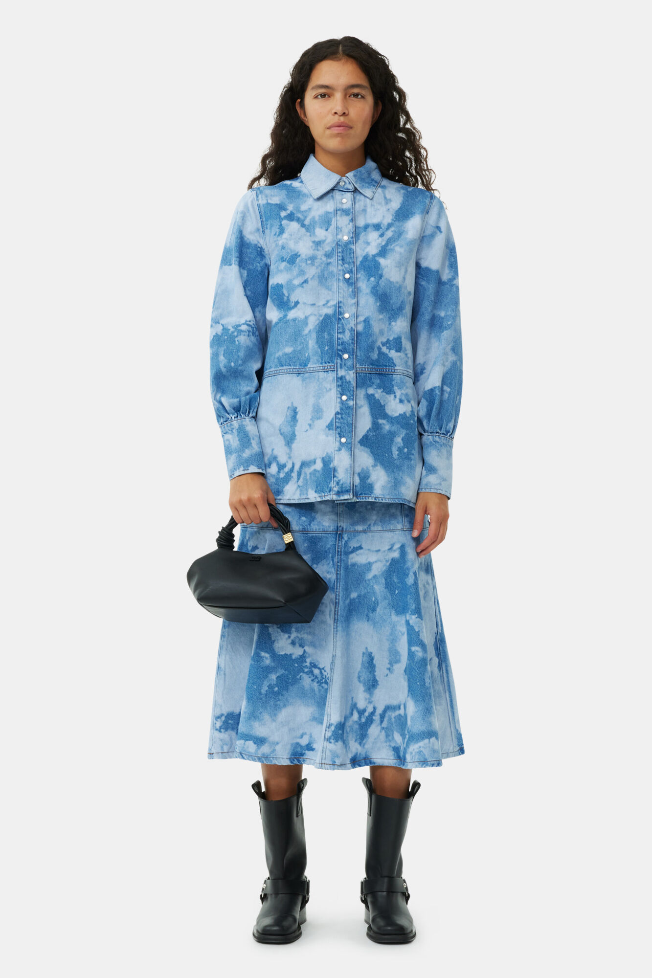 Blue Bleach Denim skjorta, Organic Cotton, in colour Light Blue Stone - 2 - GANNI